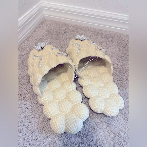 Women’s Size 11/12 Bubble Slides - Picture 5 of 6